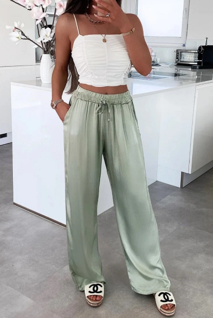 Khaki läikivad vabaaja püksid on libedamast materjalist ning mõnusalt mugavad. Sel suvel eriti trendikad! Kummiga vöö ja laia lõike tõttu on sobiv erinevatele suurustele.