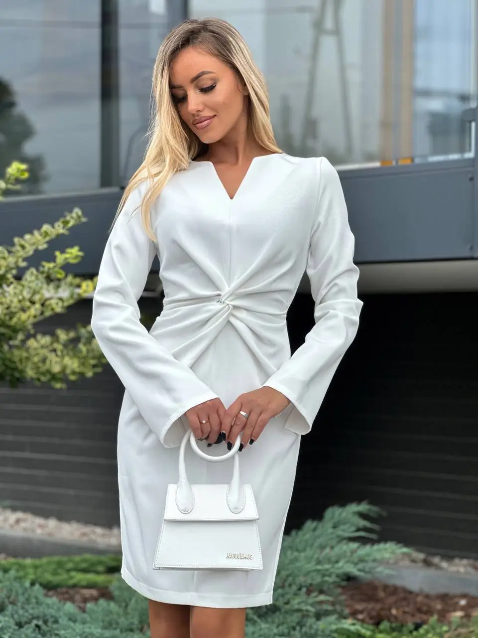 Valge pikkade varrukatega viisakas kleit