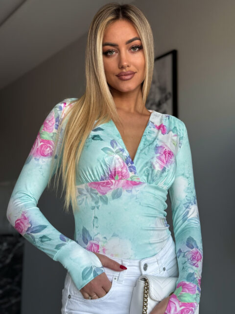 Lilled helesinisel taustal v-kaelusega pluus