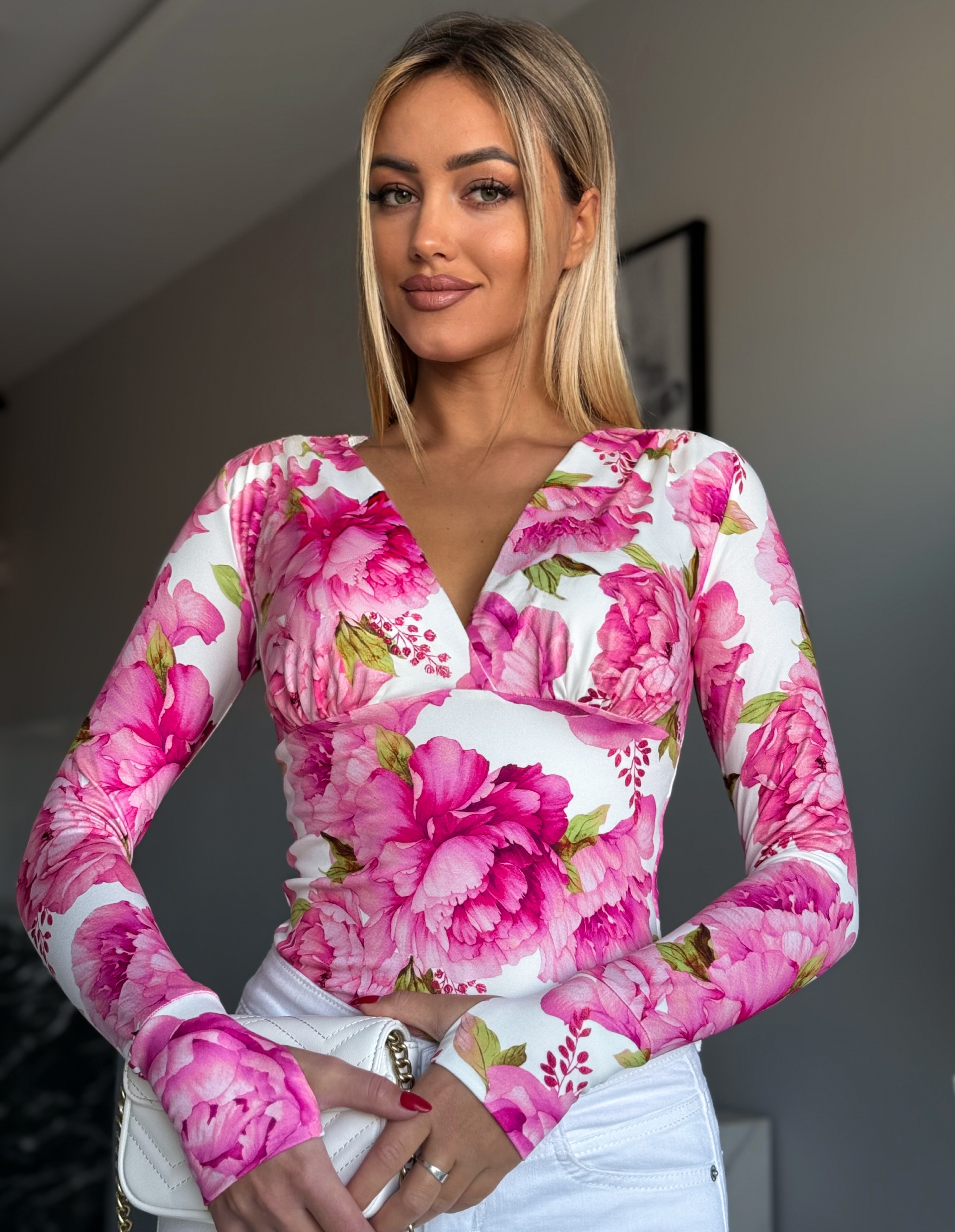 Suurte roosade lilledega v-kaelusega pluus