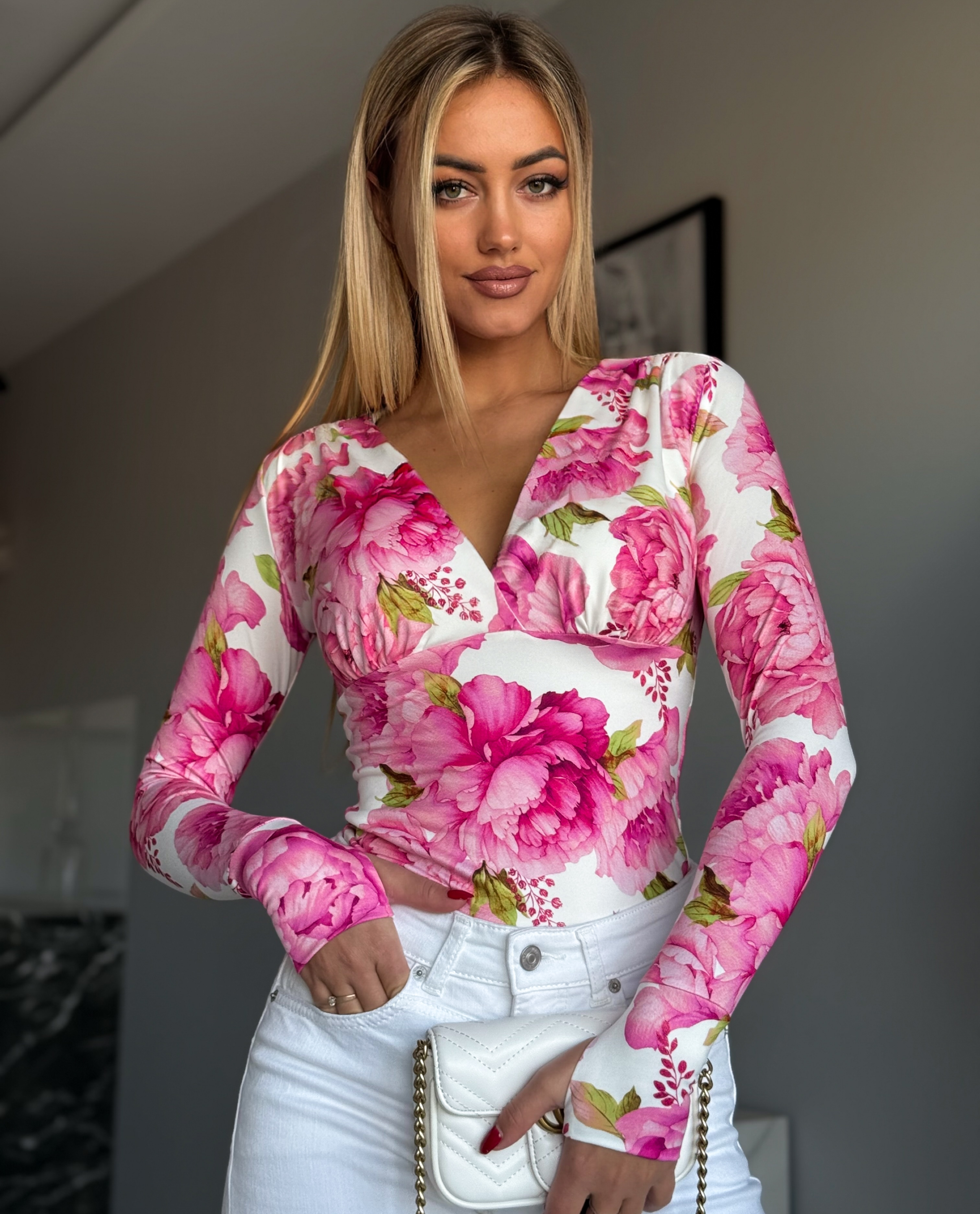 Suurte roosade lilledega v-kaelusega pluus