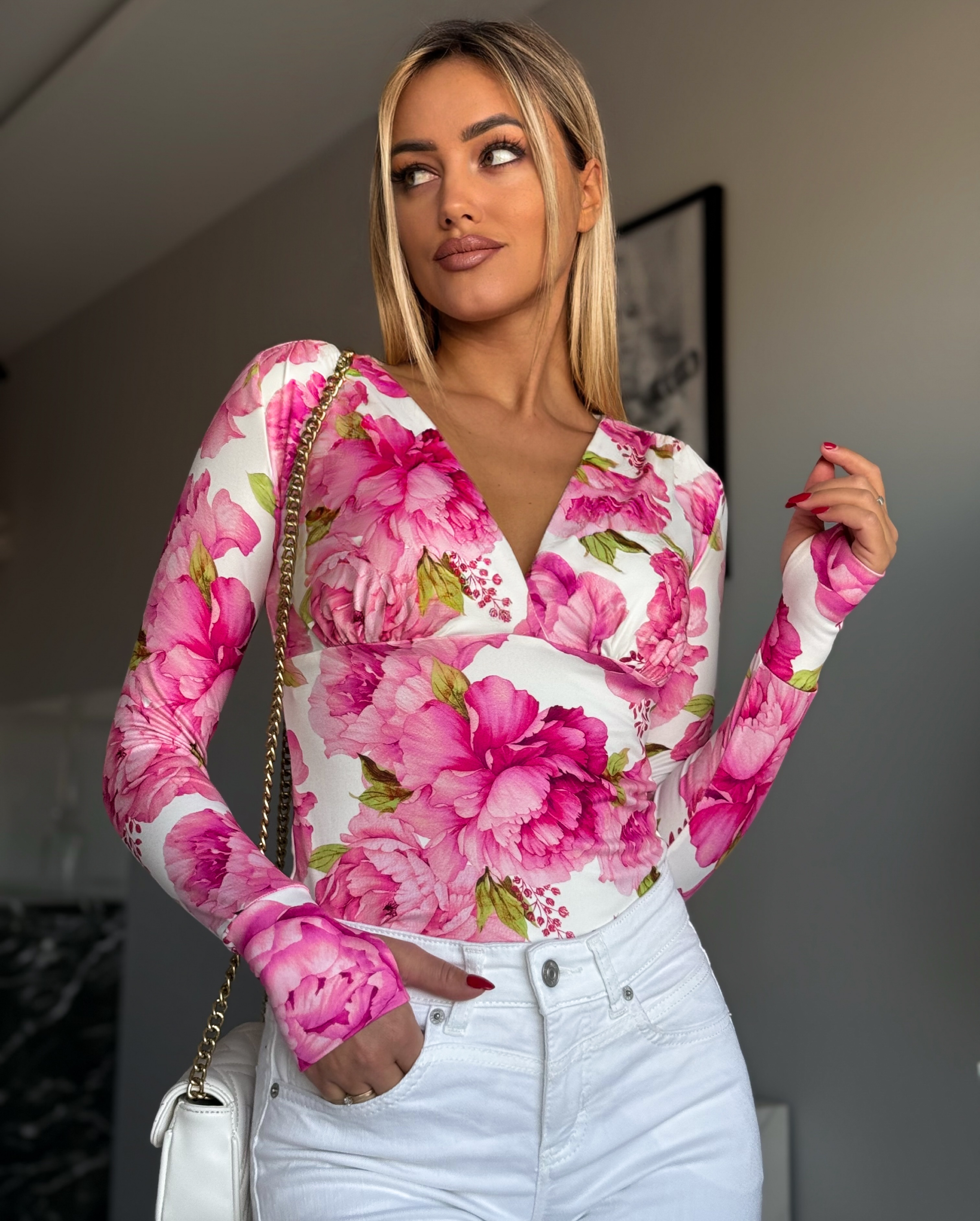 Suurte roosade lilledega v-kaelusega pluus