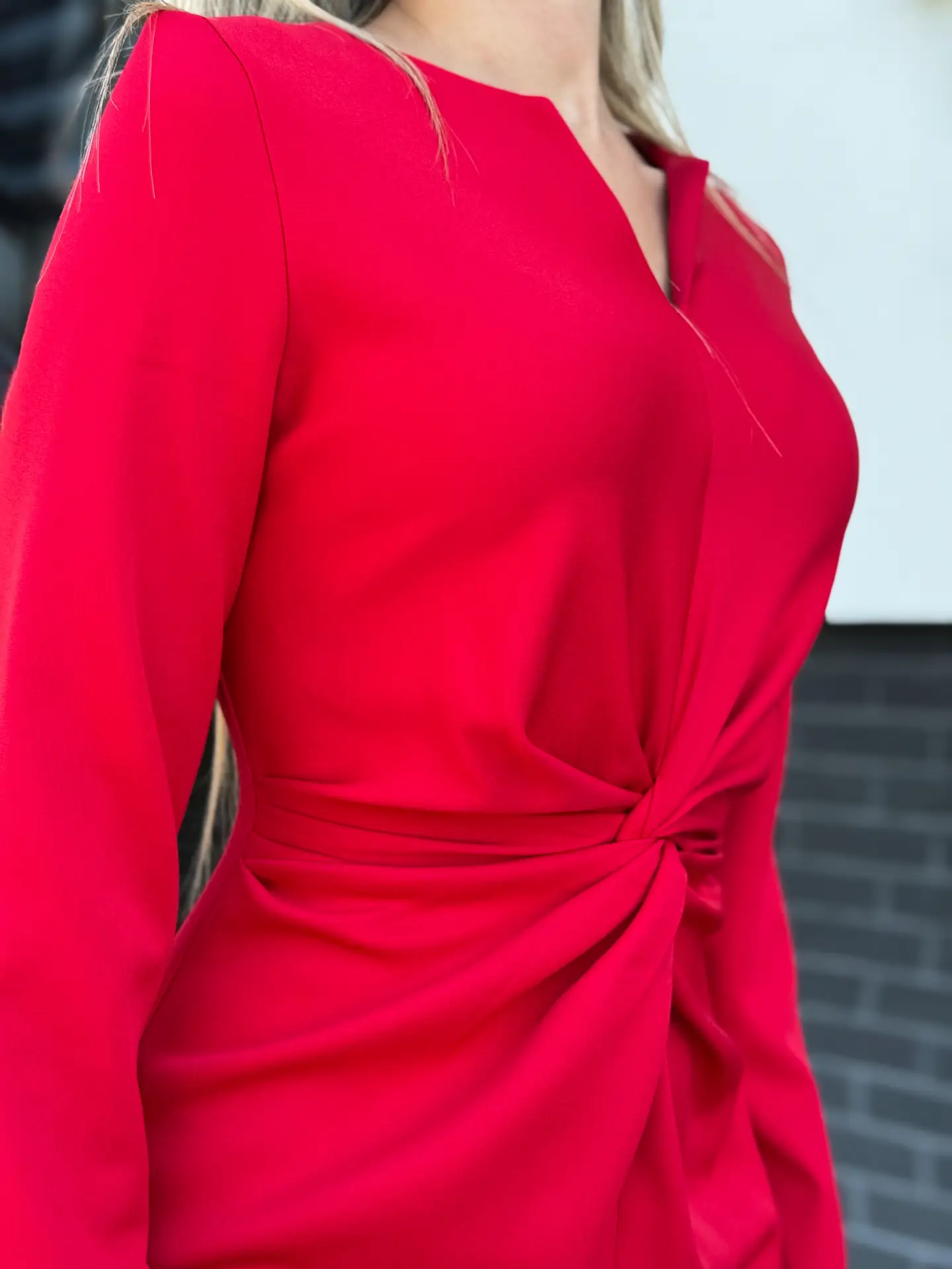 Punane pikkade varrukatega viisakas kleit