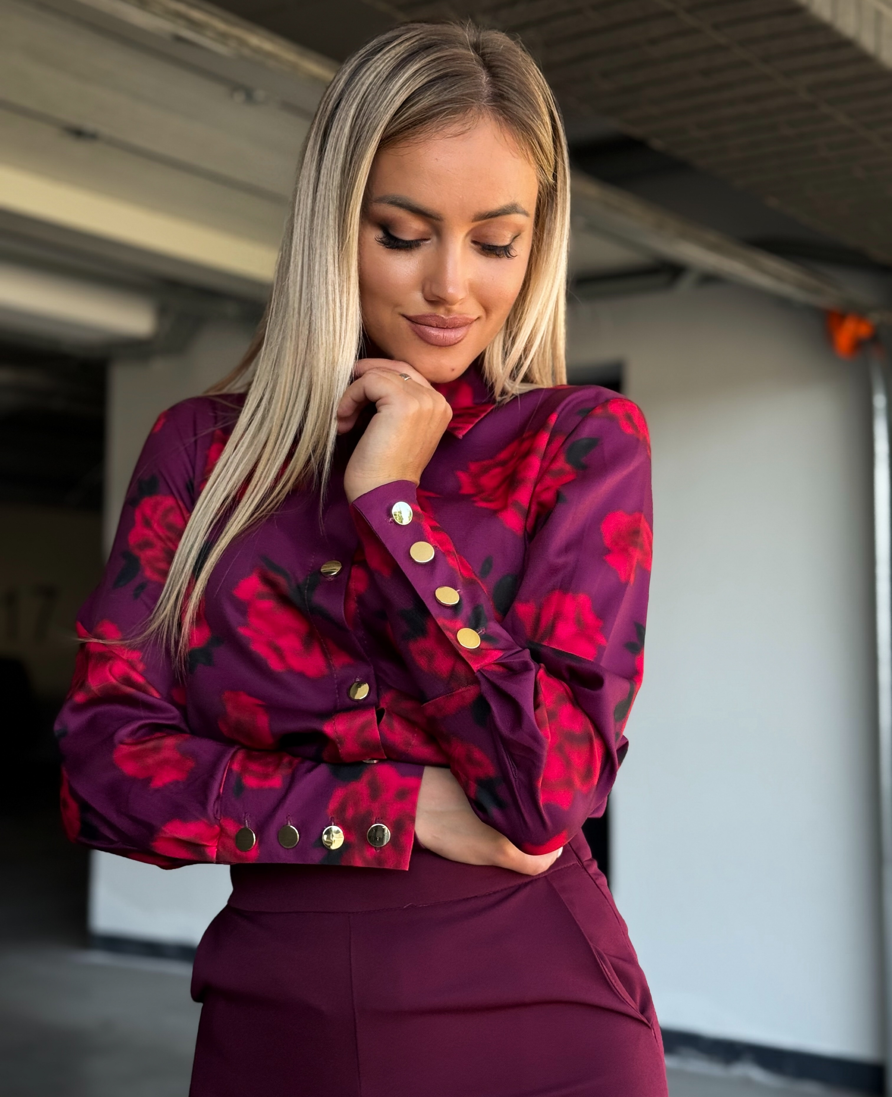 Burgundia taustal punased lilled triiksärk