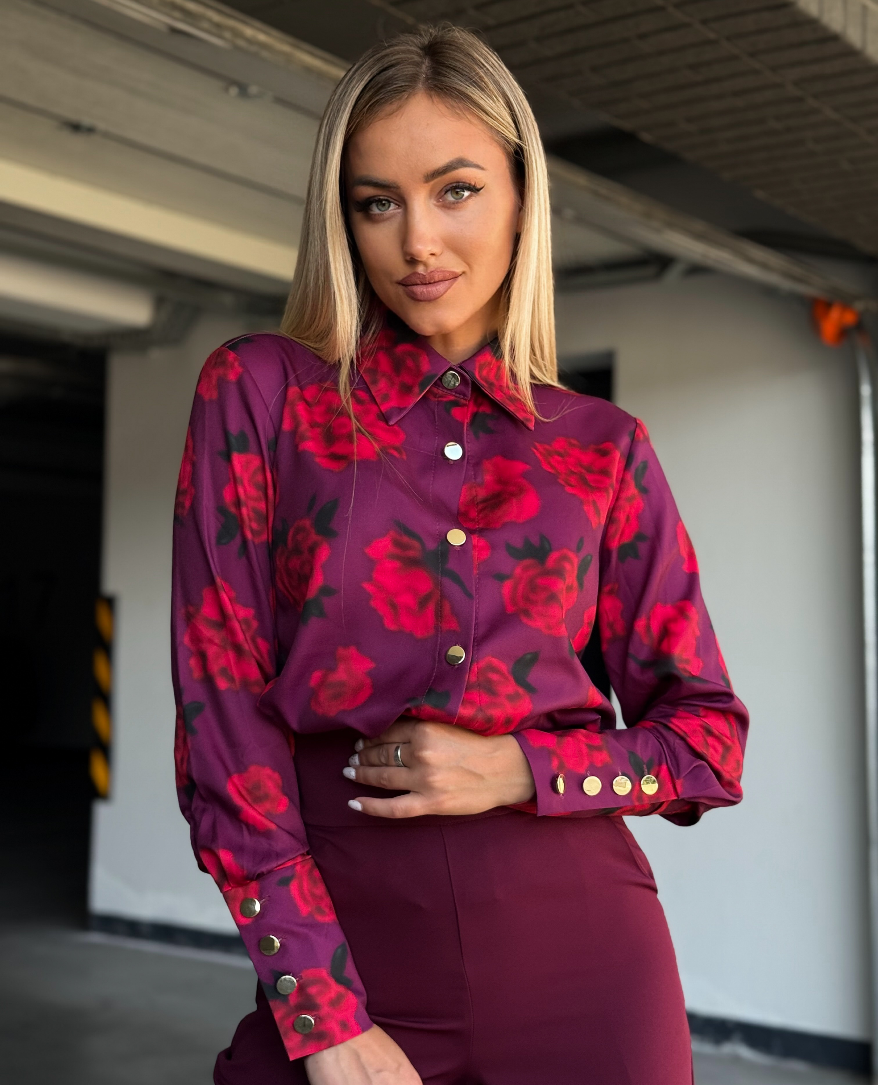 Burgundia taustal punased lilled triiksärk