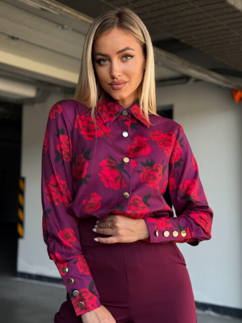 Burgundia taustal punased lilled triiksärk