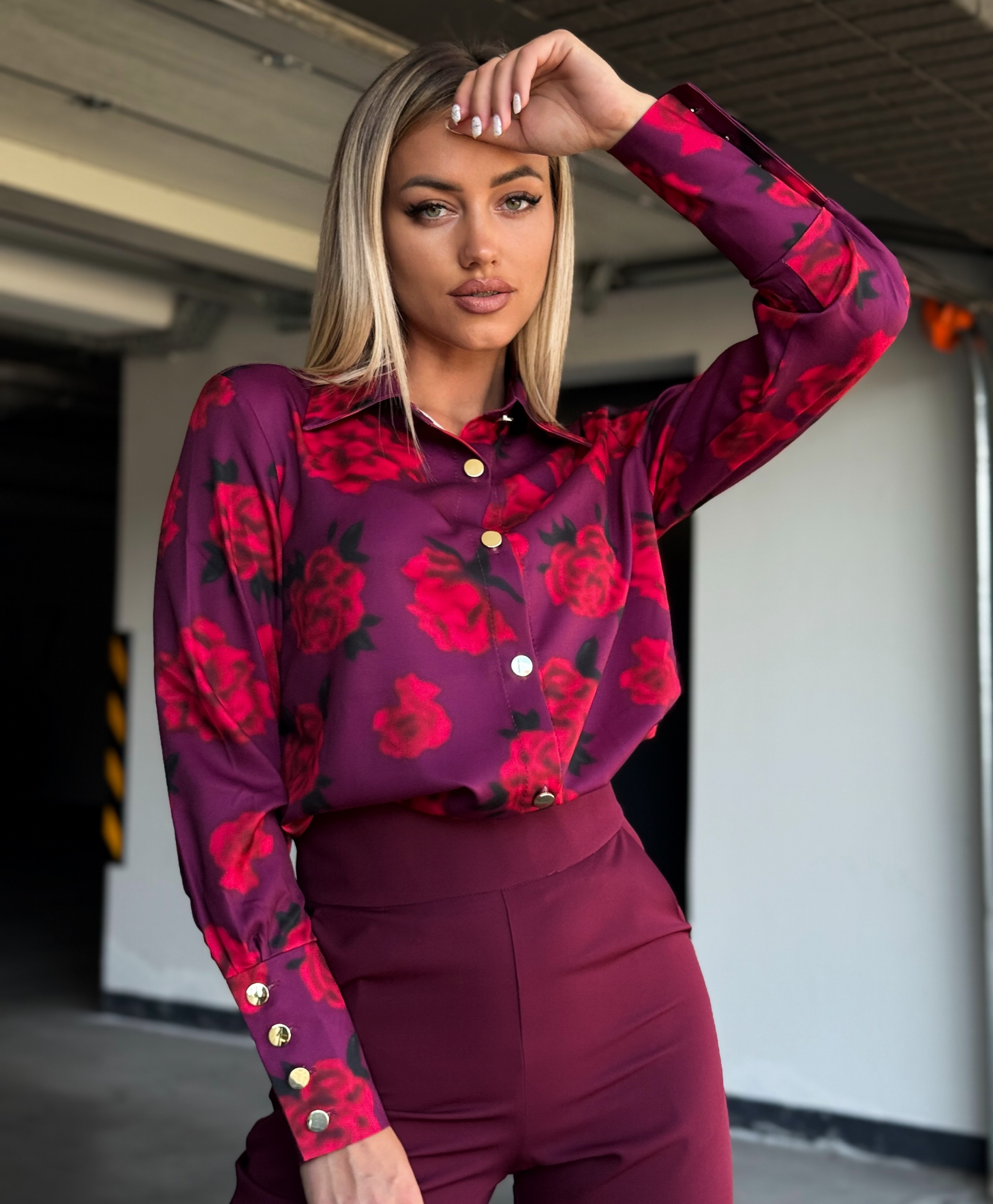 Burgundia taustal punased lilled triiksärk