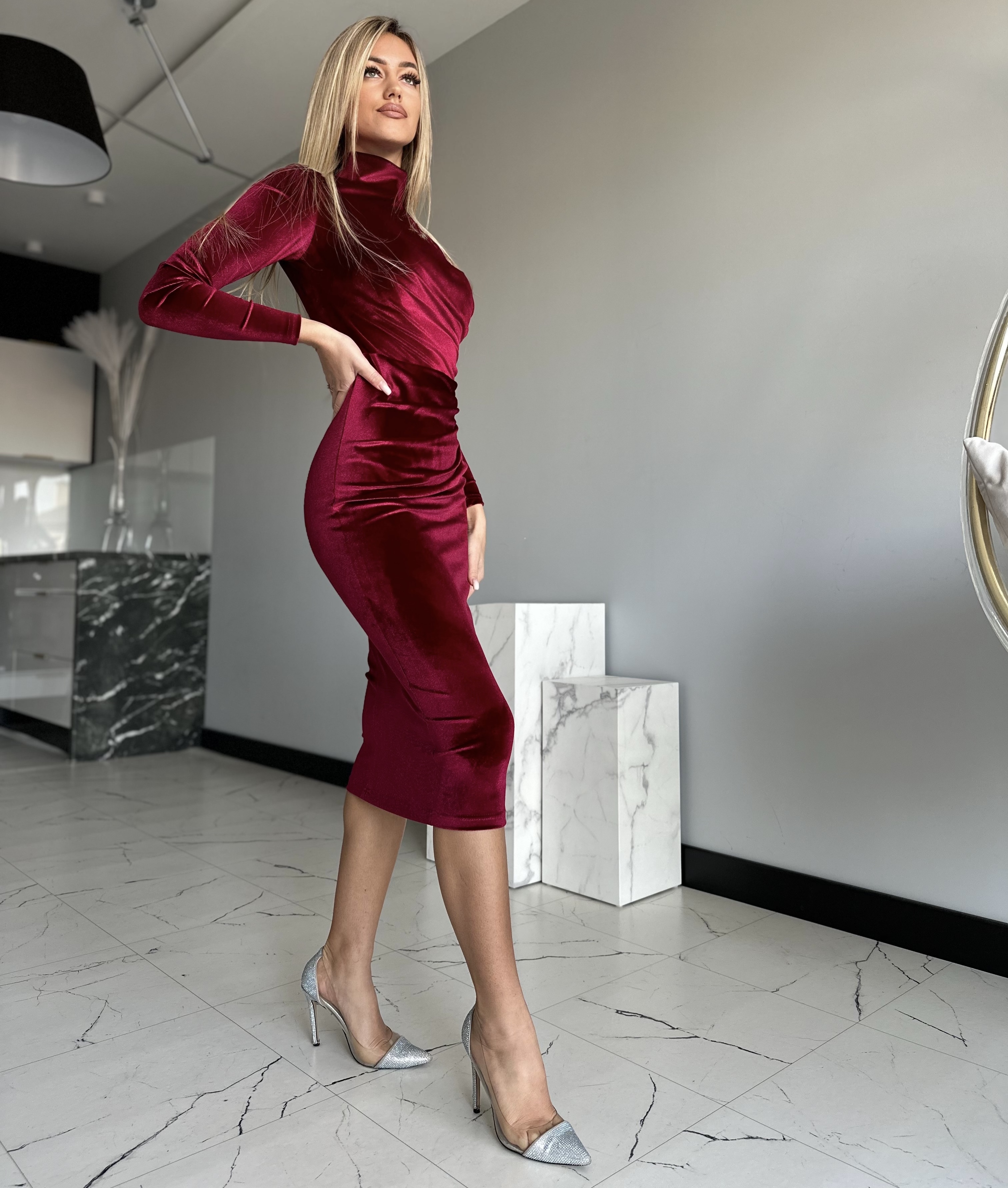 Burgundia midipikkuses sametkleit