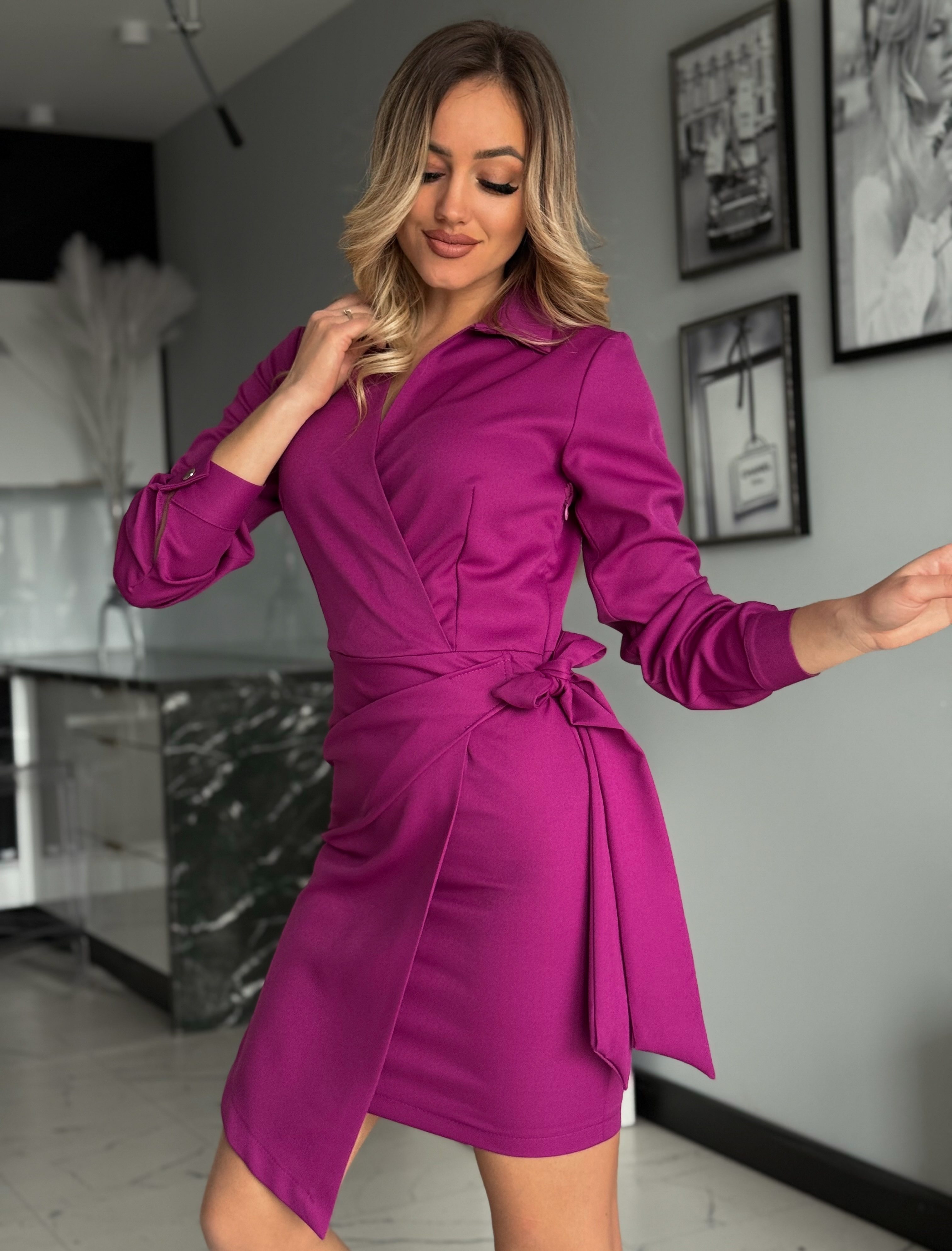 Lilla kleit on elegantne ja ajatu ning efektse esikinnitusega, mis võimaldab reguleerida vöökoha laiust vastavalt figuurile