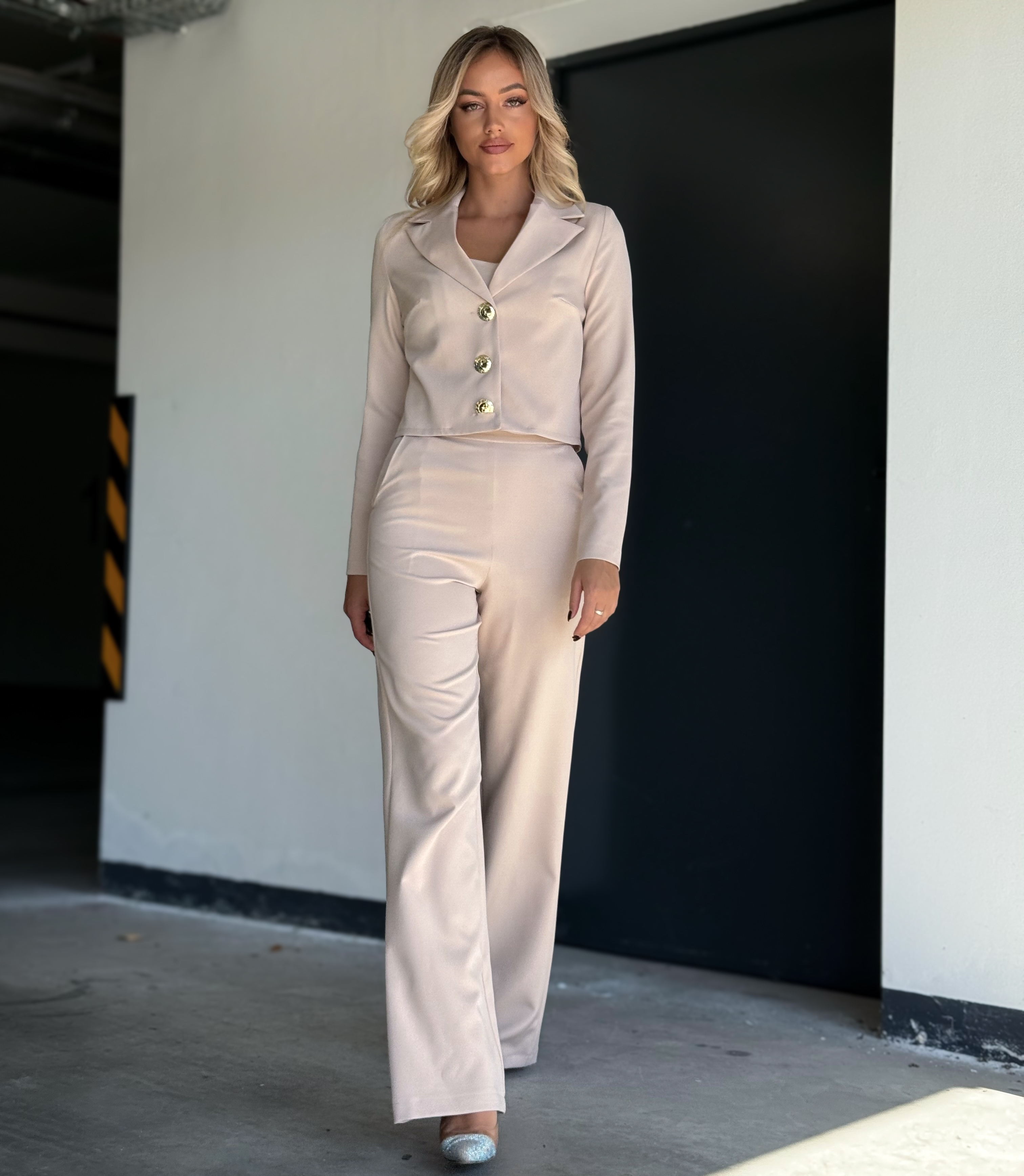 Beež pükste ja pintsakuga komplekt