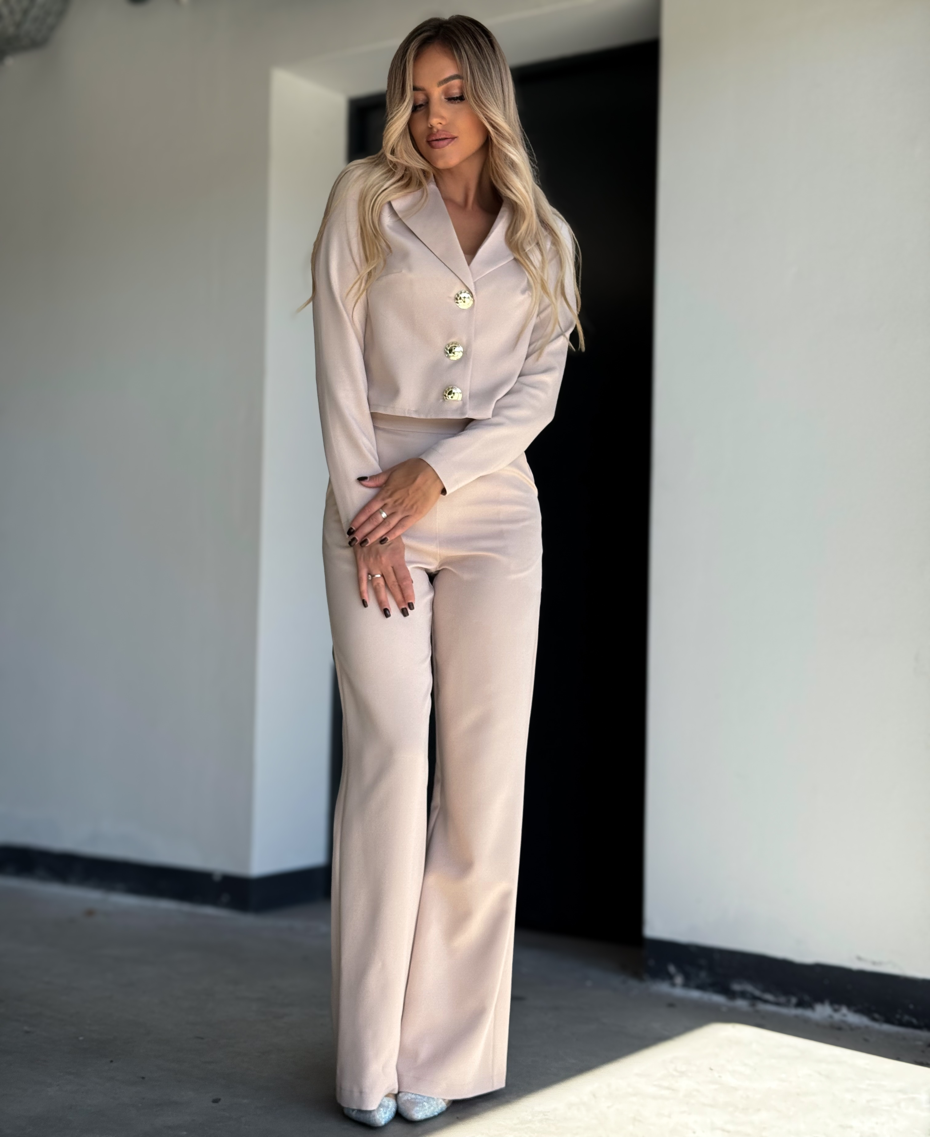 Beež pükste ja pintsakuga komplekt