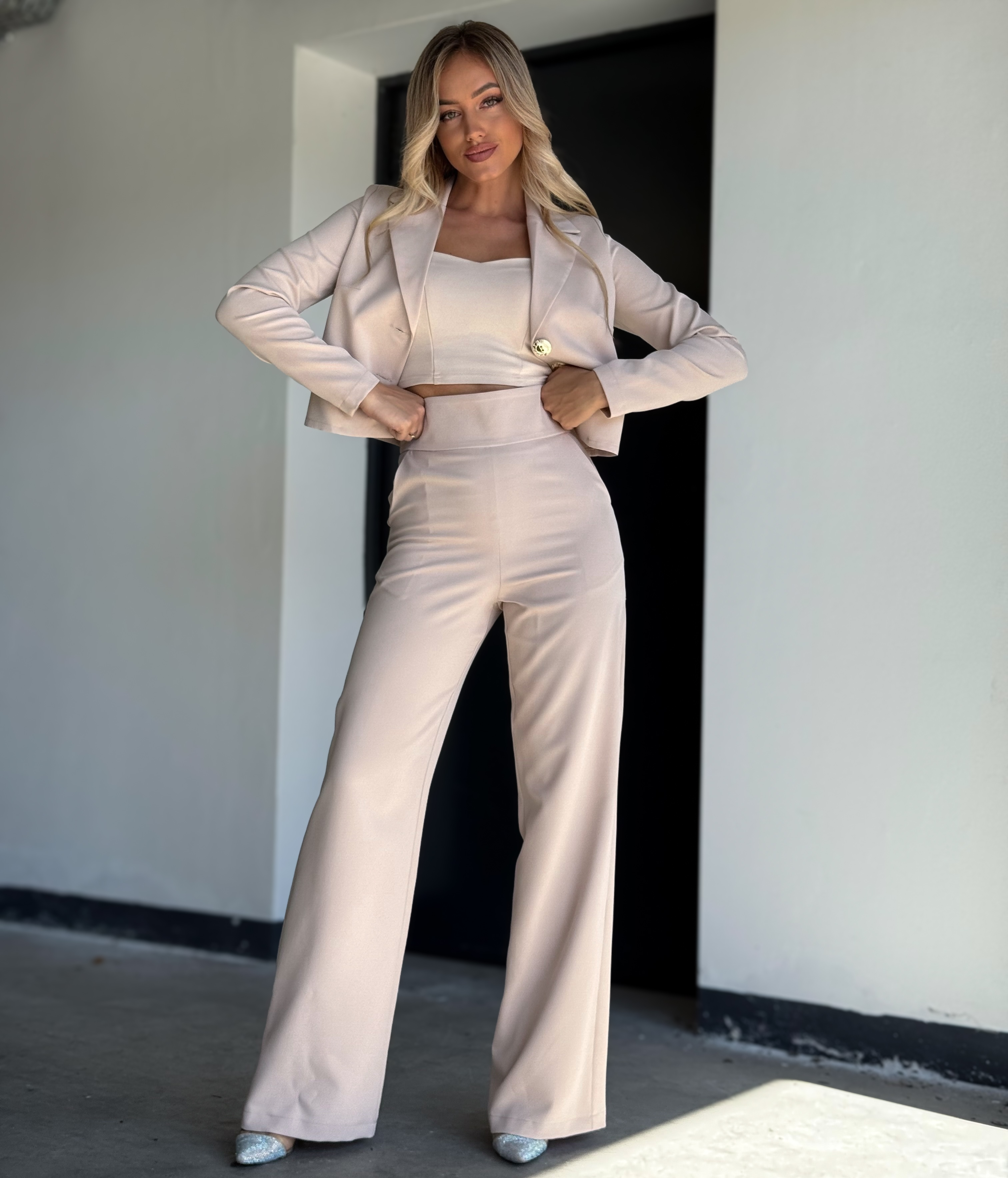 Beež pükste ja pintsakuga komplekt