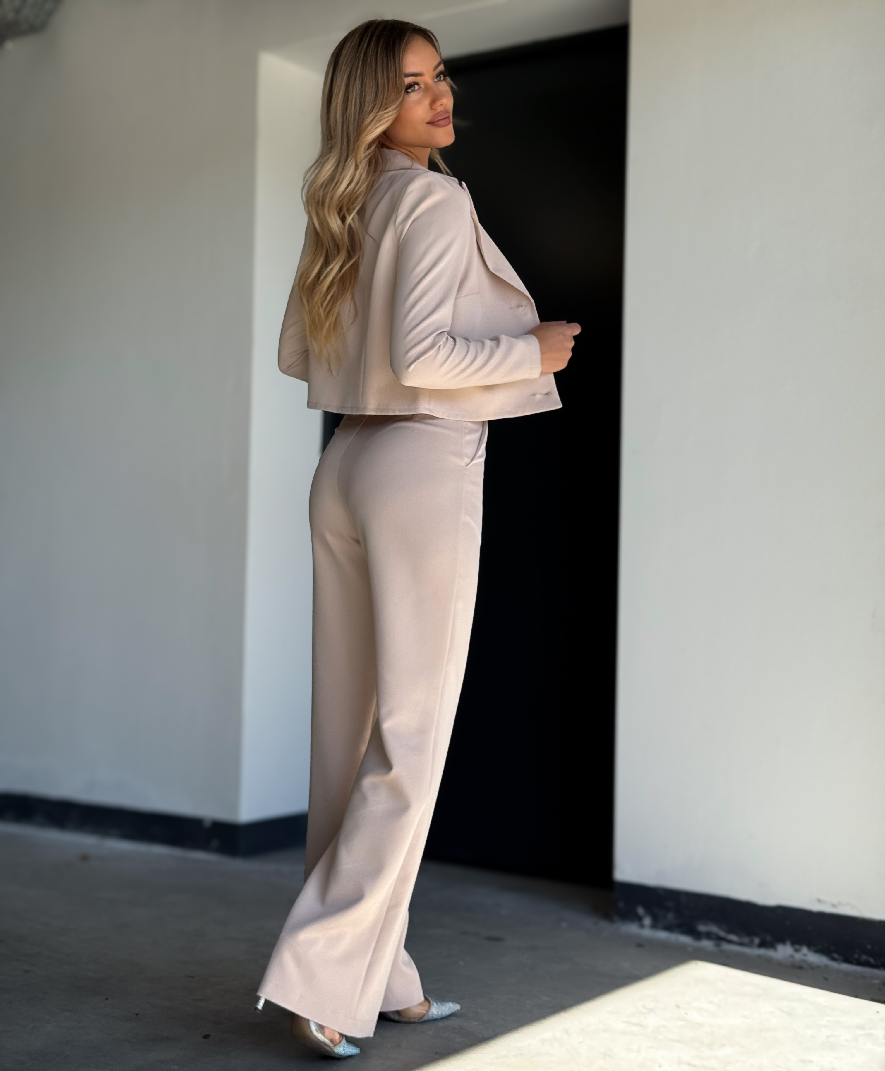 Beež pükste ja pintsakuga komplekt