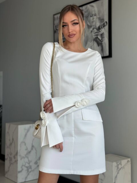 Valge pikavarrukaga viisakas kleit