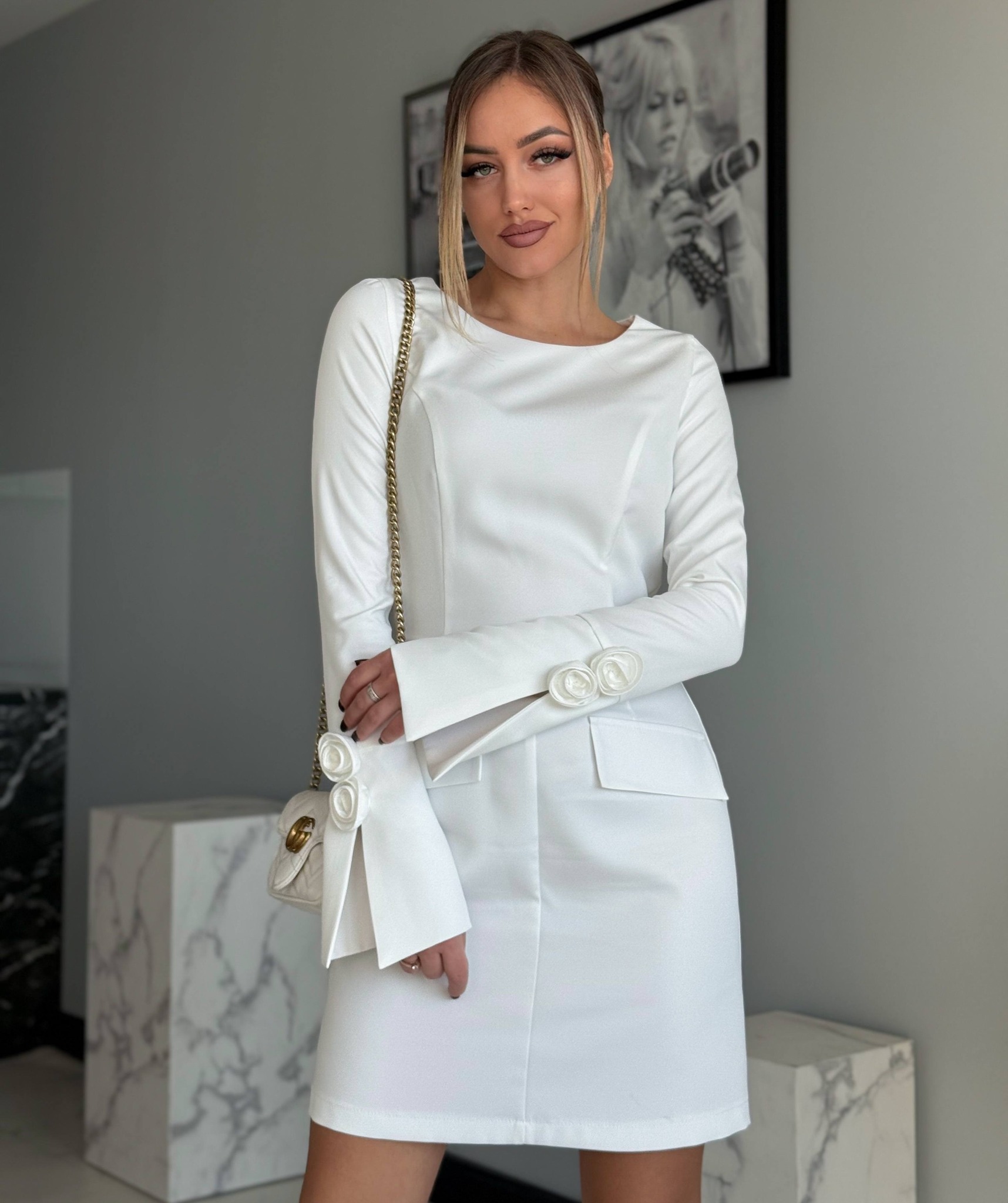 Valge pikavarrukaga viisakas kleit