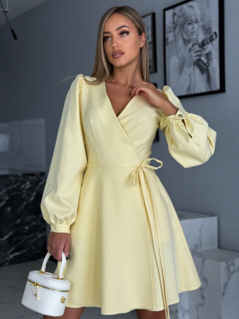 Kollane pikkade varrukatega kellukese lõikeline hõlmikkleit