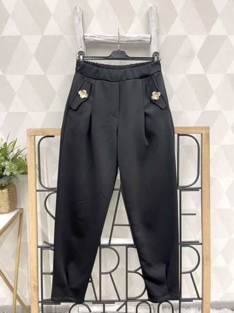 Mustad püksid läikivate nööpidega