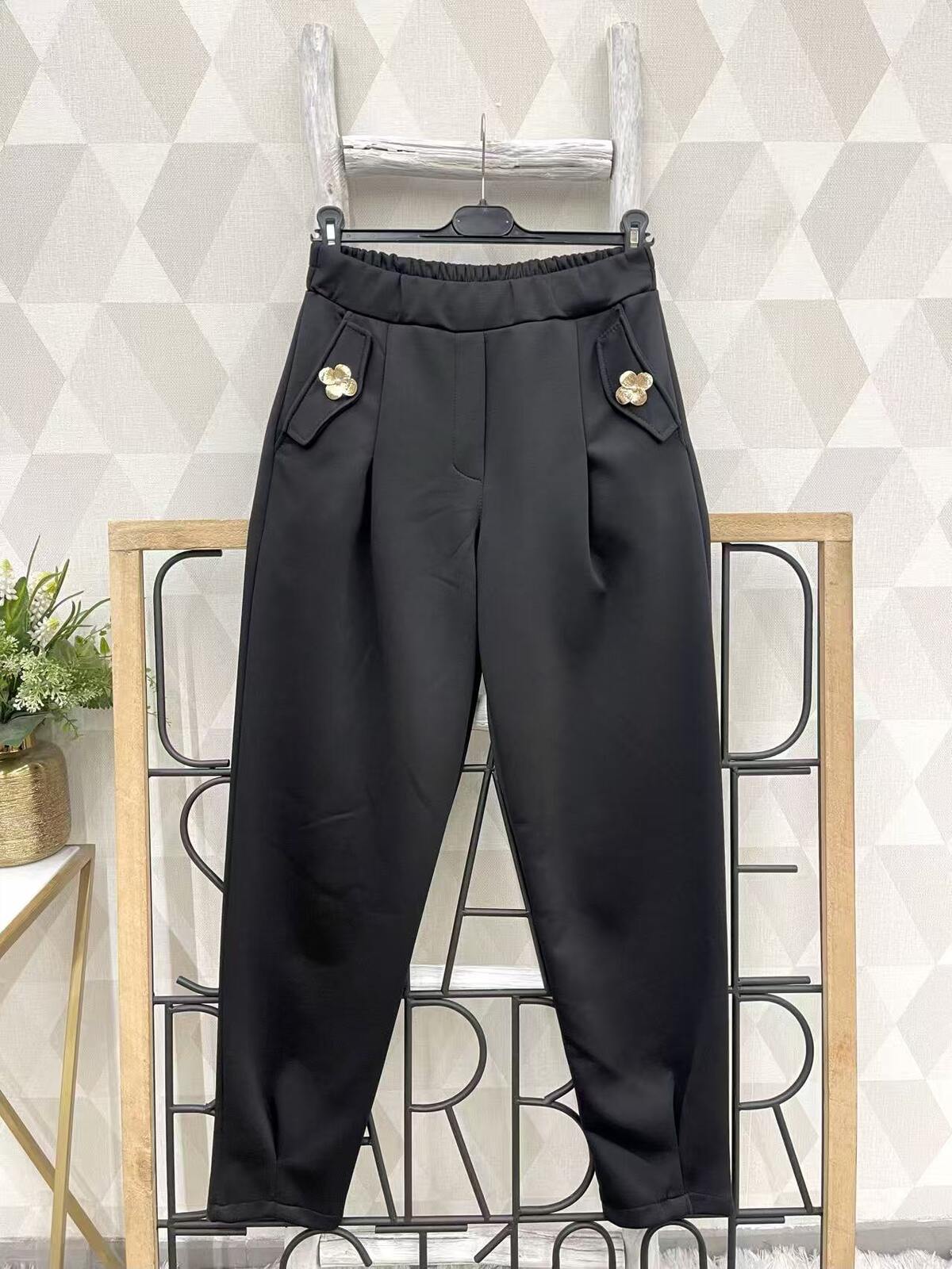 Mustad püksid läikivate nööpidega