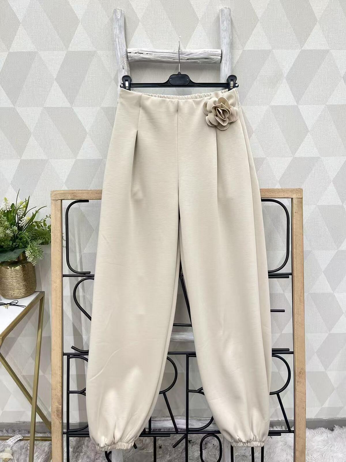 Beežid laiad püksid roosi kaunistusega