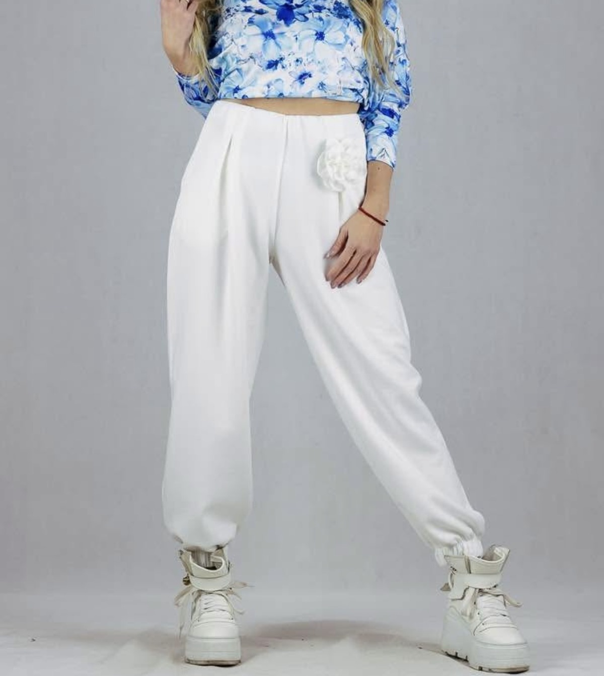 Valged laiad püksid roosi kaunistusega