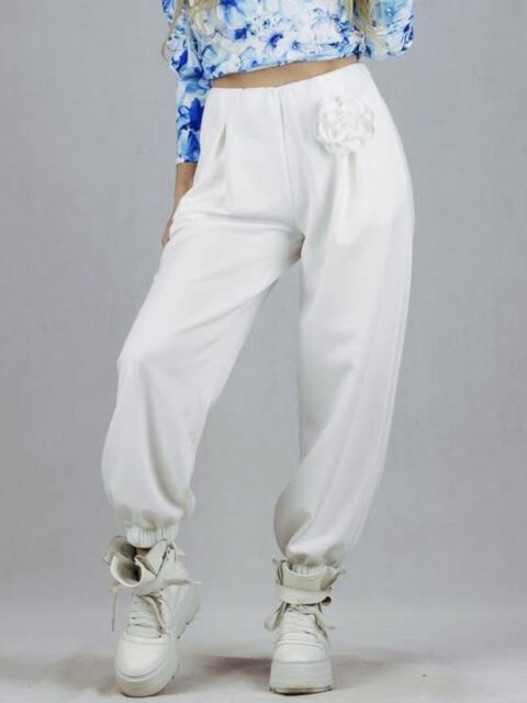 Valged laiad püksid roosi kaunistusega