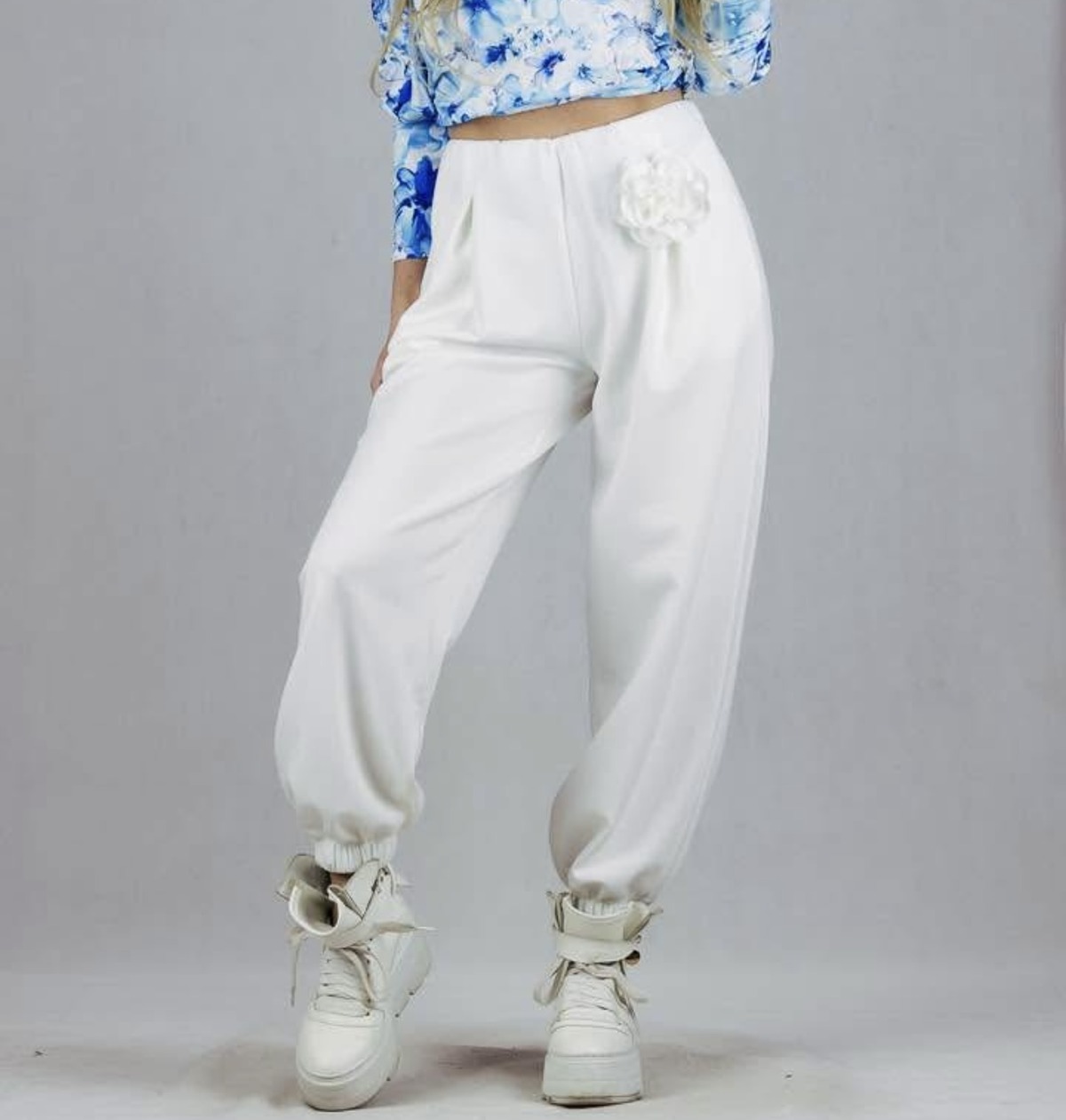 Valged laiad püksid roosi kaunistusega