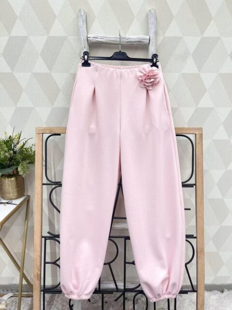 Roosad laiad püksid roosi kaunistusega