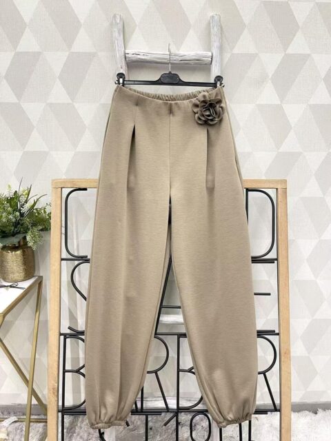 Pruunid laiad püksid roosi kaunistusega