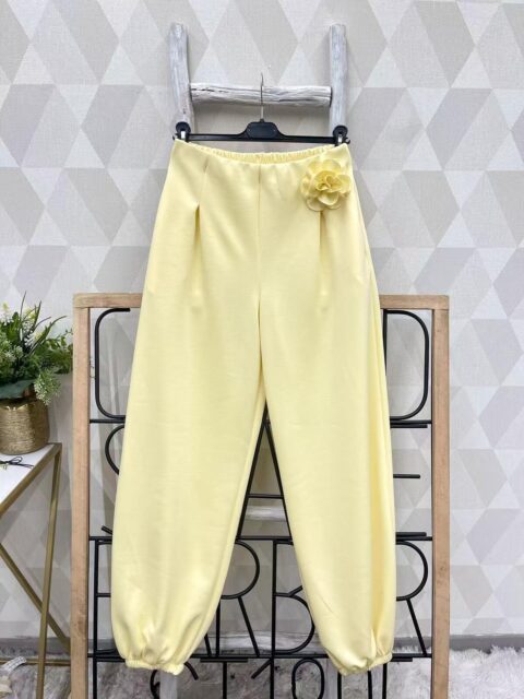 Kollased laiad püksid roosi kaunistusega