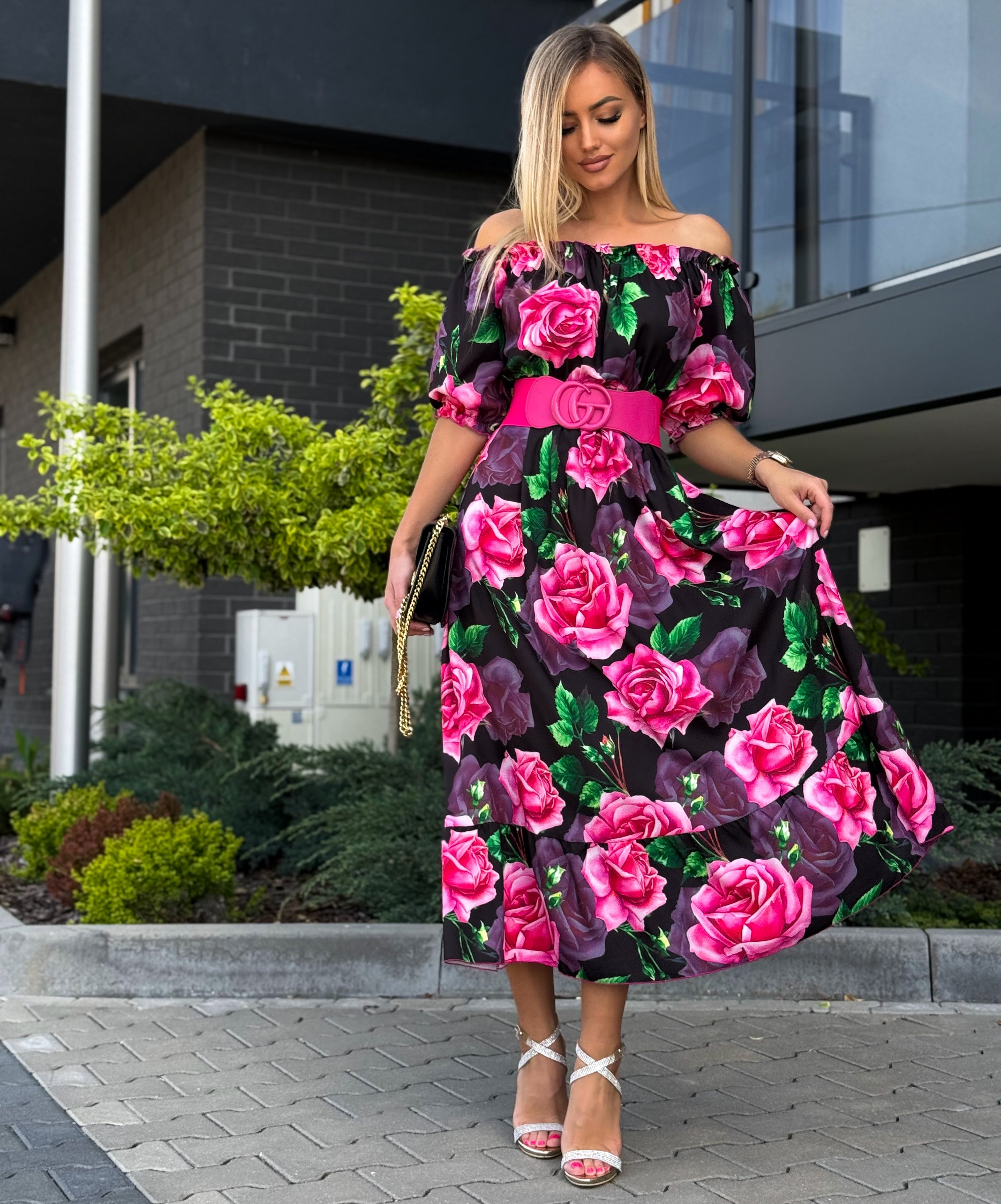 Hispaania stiilis roosidega kleit