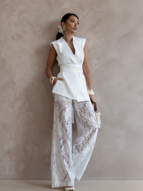 Valge pitspükste ja vestiga komplekt