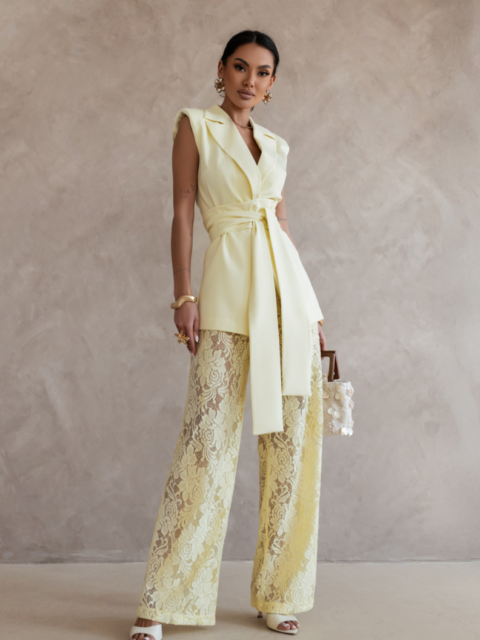 Kollane pitspükste ja vestiga komplekt