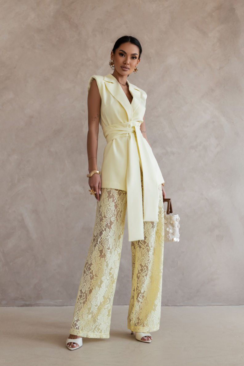 Kollane pitspükste ja vestiga komplekt