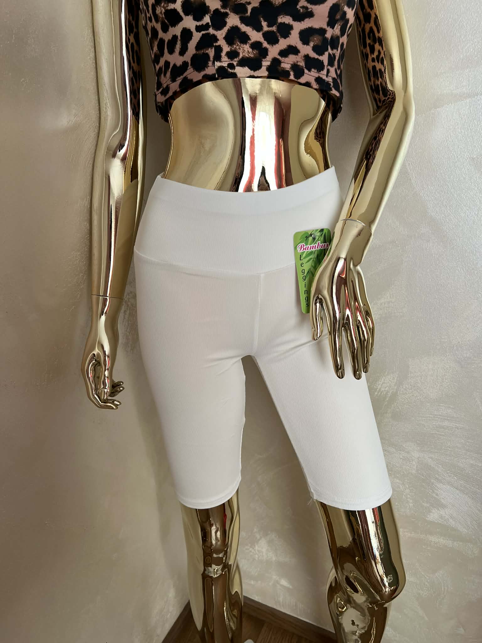 Valged lühikesed soonitud bambusretuusid