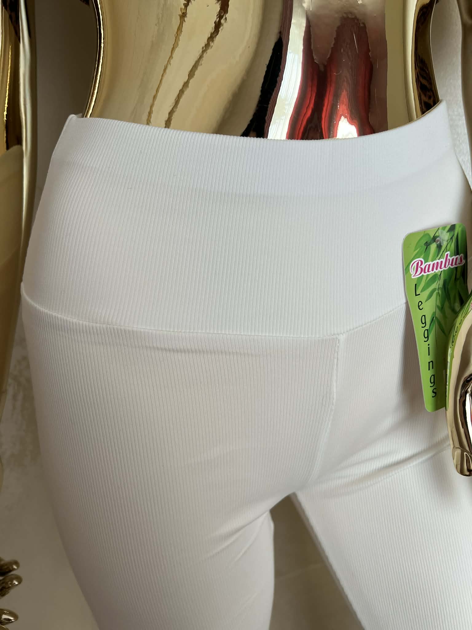 Valged lühikesed soonitud bambusretuusid